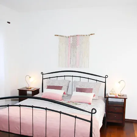 Adorable With Pool And Covered Terrace Surrounded By Nauture ! Labin (Istria)