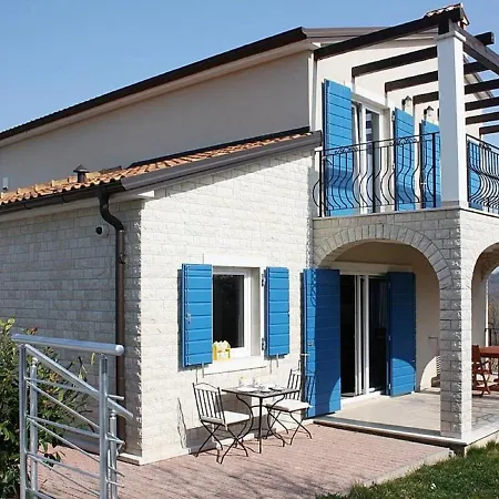 Villa Adorable With Pool And Covered Terrace Surrounded By Nauture !