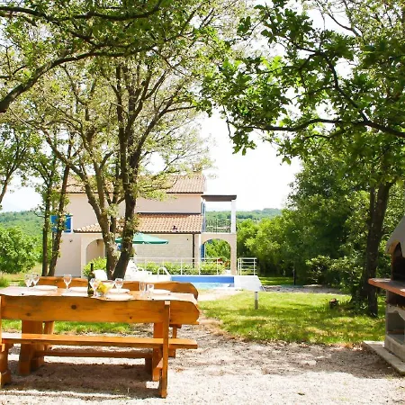 Villa Adorable With Pool And Covered Terrace Surrounded By Nauture !
